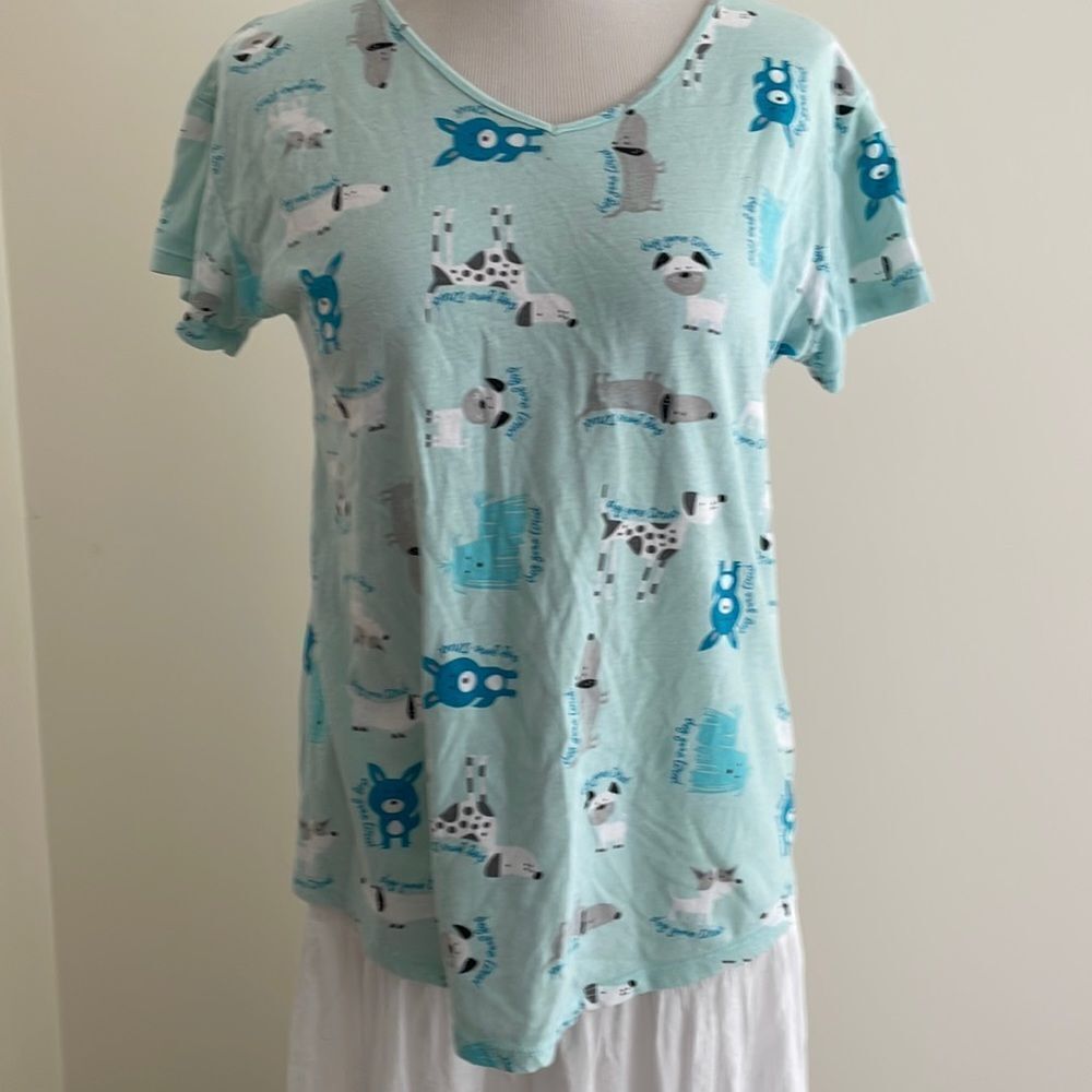 Secret treasures sleepwear top with dogs print on it women’s small 4–6